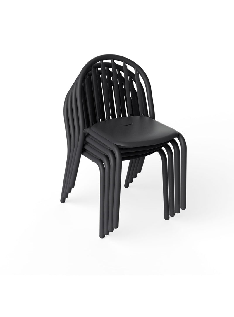 Ensemble de 4 chaises d’extérieures en aluminium au style moderne, couleur anthracite, durable et résistante aux conditions climatiques du Canada.