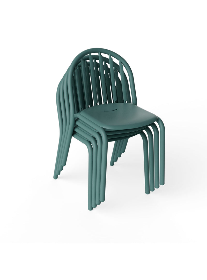 Ensemble de 4 chaises d’extérieures en aluminium au style moderne, couleur vert sage, durable et résistante aux conditions climatiques du Canada.