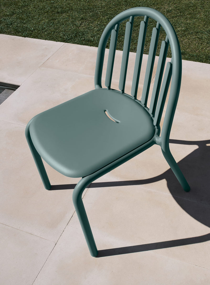 Chaise Fred de Fatboy – aluminium, résistante aux intempéries, légère et empilable, parfaite pour les petits espaces extérieurs canadiens.
