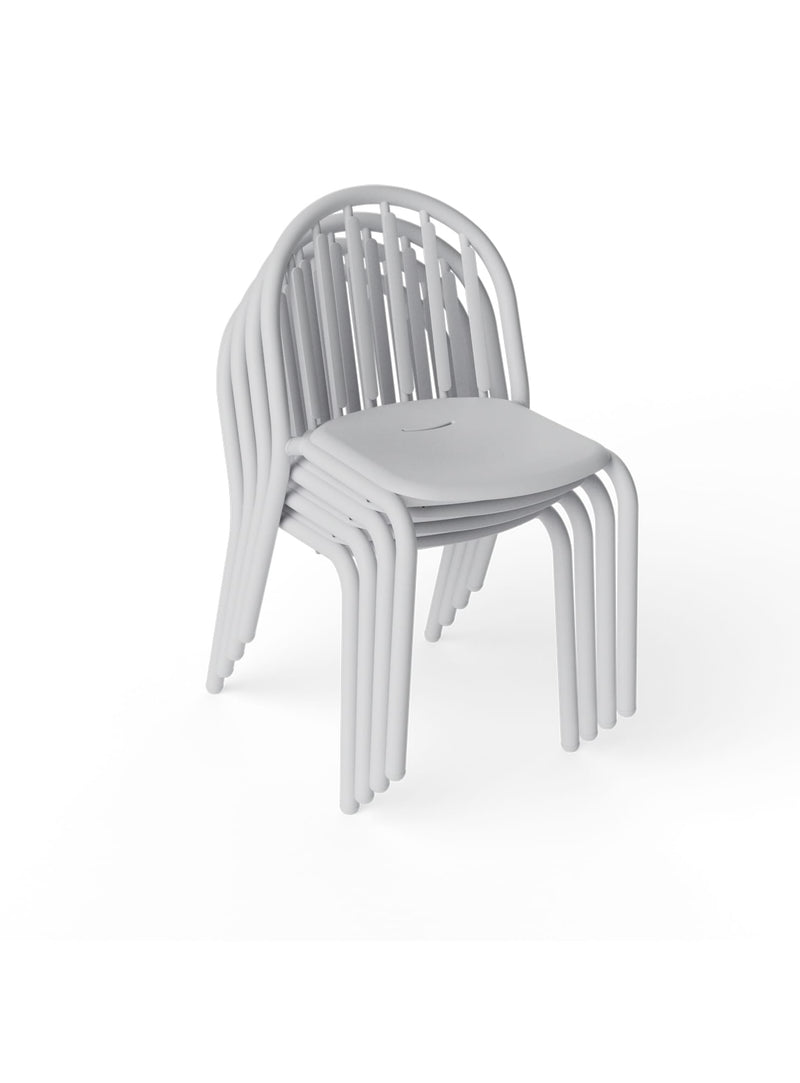Ensemble de 4 chaises d’extérieures en aluminium au style moderne, couleur gris clair, durable et résistante aux conditions climatiques du Canada.