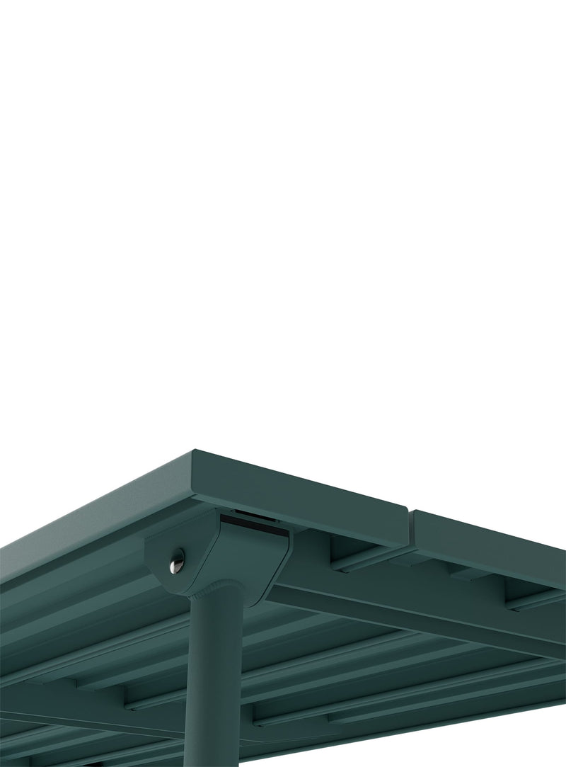 Les larges lattes en aluminium créent un plateau audacieux, tandis que les profils creux rendent la table Fred’s Medium légère et facile à déplacer.