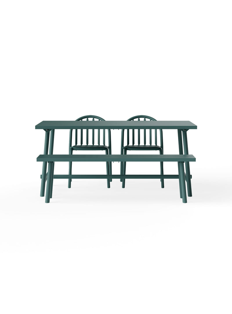 Le combo Fred’s réunit une table, deux chaises et un banc pour créer un ensemble repas extérieur moderne et bien équilibré.