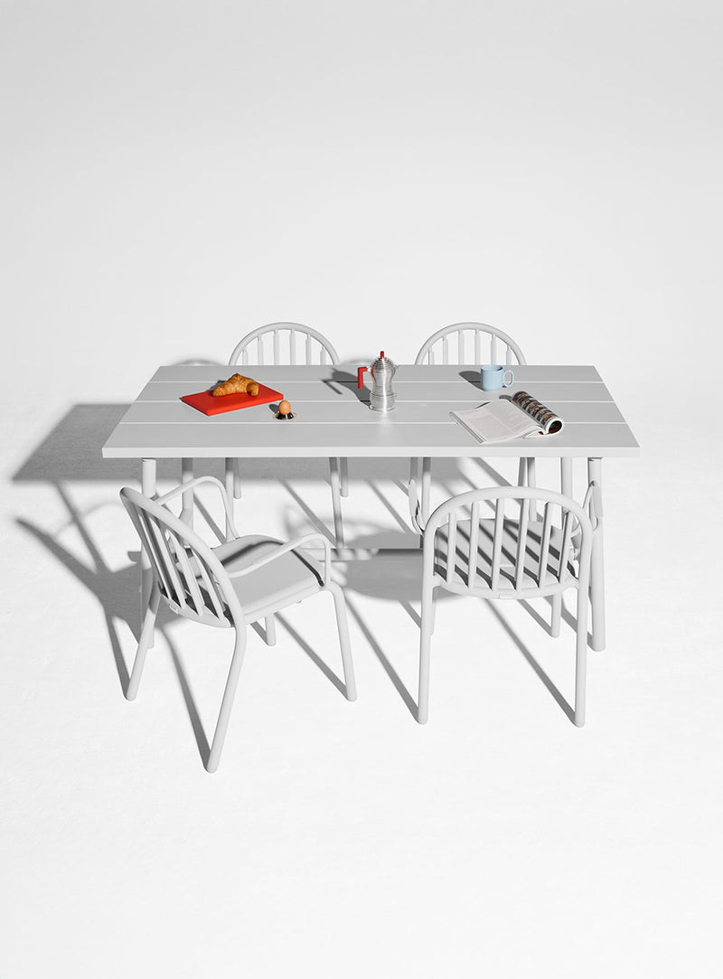 Compacte mais spacieuse, la table Fred’s Medium est fabriquée en aluminium durable et pensée pour les repas à l’extérieur au quotidien.