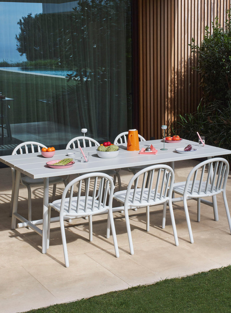 Table et chaises Fred’s 6 places de Fatboy, mobilier extérieur moderne et résistant aux intempéries canadiennes.