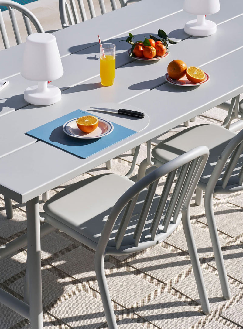 Ensemble table et 6 chaises Fred’s, pratique, empilable et conçu pour les espaces extérieurs canadiens.