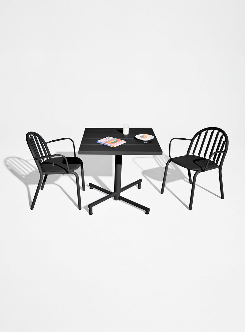 Fred’s Square Bistreau est une table bistro compacte et durable, parfaite pour balcons au Canada.