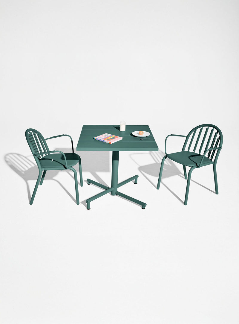 Fred’s Square Bistreau offre un format carré pratique pour accueillir deux à quatre personnes.