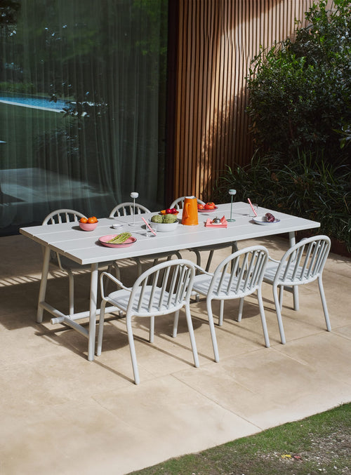 Table Fred de Fatboy – grande table d'extérieur en aluminium, résistante aux UV, parfaite pour accueillir 6 à 8 personnes au Canada.