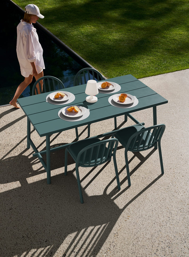 L’ensemble Fred Medium accueille 4 à 5 personnes. Léger, table pliable et conçu pour l’extérieur canadien.