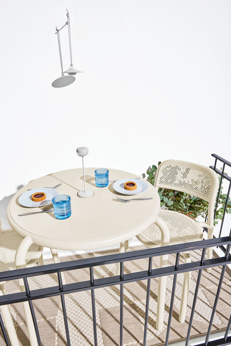 Découvrez les tables Toní durables, fabriquées à partir d'aluminium léger et d'un revêtement de qualité supérieure, avec de grands plateaux accueillants aux bords arrondis.