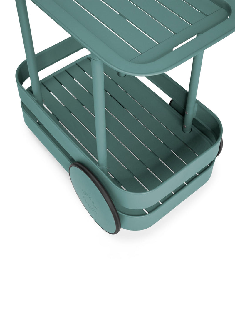 Fatboy Jolly Trolley : bar mobile multifonctionnel, avec lampe LED réglable et plateau de service amovible.
