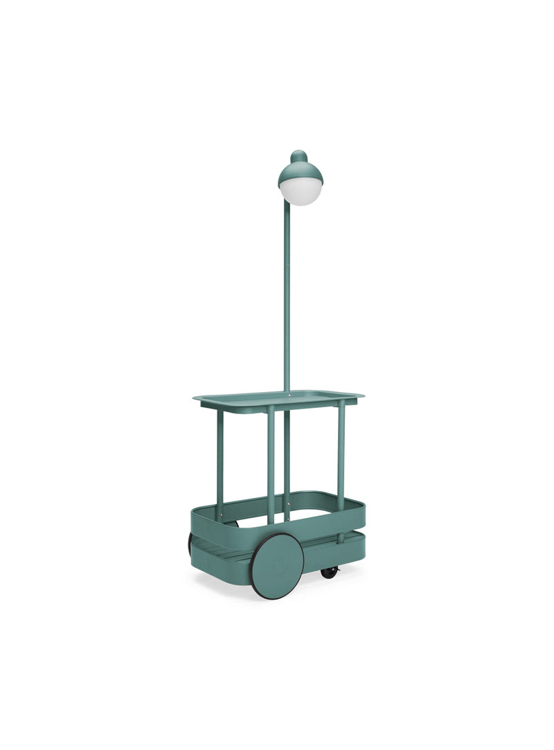 Chariot Jolly Trolley de Fatboy en vert sage : bar mobile polyvalent en aluminium avec plateau amovible, lampe LED intégrée et design résistant aux intempéries.