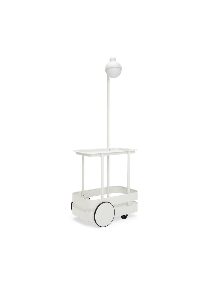 Chariot Jolly Trolley de Fatboy en gris clair : bar mobile polyvalent en aluminium avec plateau amovible, lampe LED intégrée et design résistant aux intempéries.