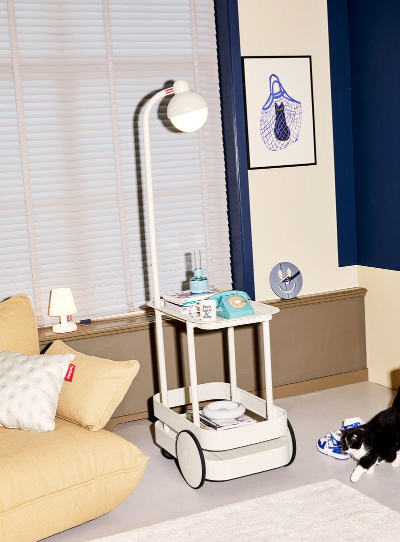 Fatboy Jolly Trolley : chariot multifonctionnel avec éclairage LED, parfait pour une ambiance festive intérieure ou extérieure.