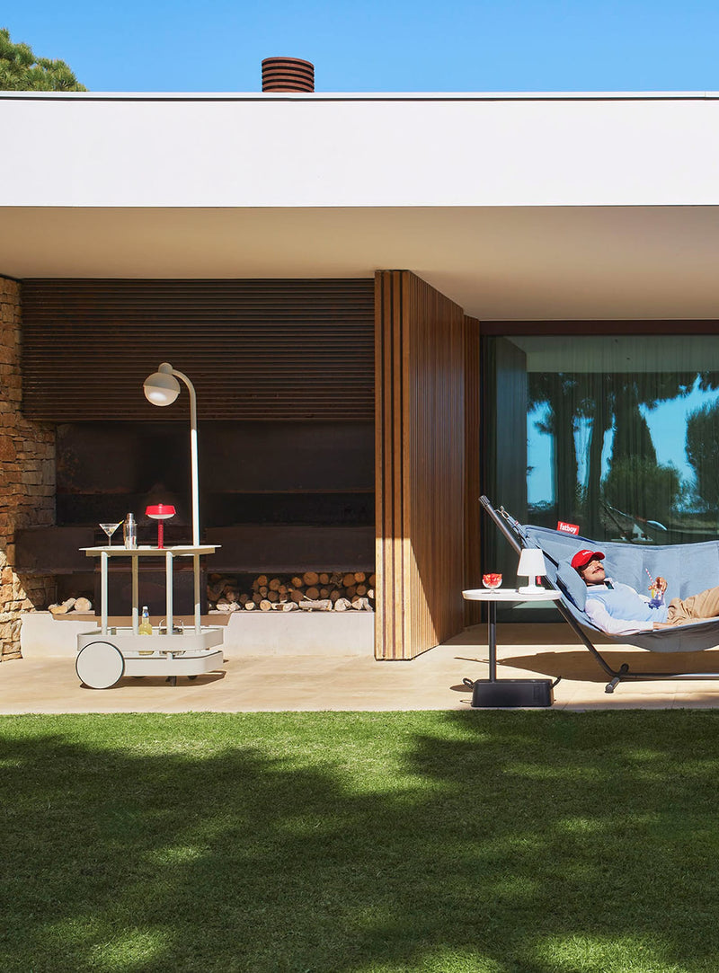 Fatboy Jolly Trolley : chariot résistant aux intempéries, design pratique pour cocktails, snacks ou rempotage.