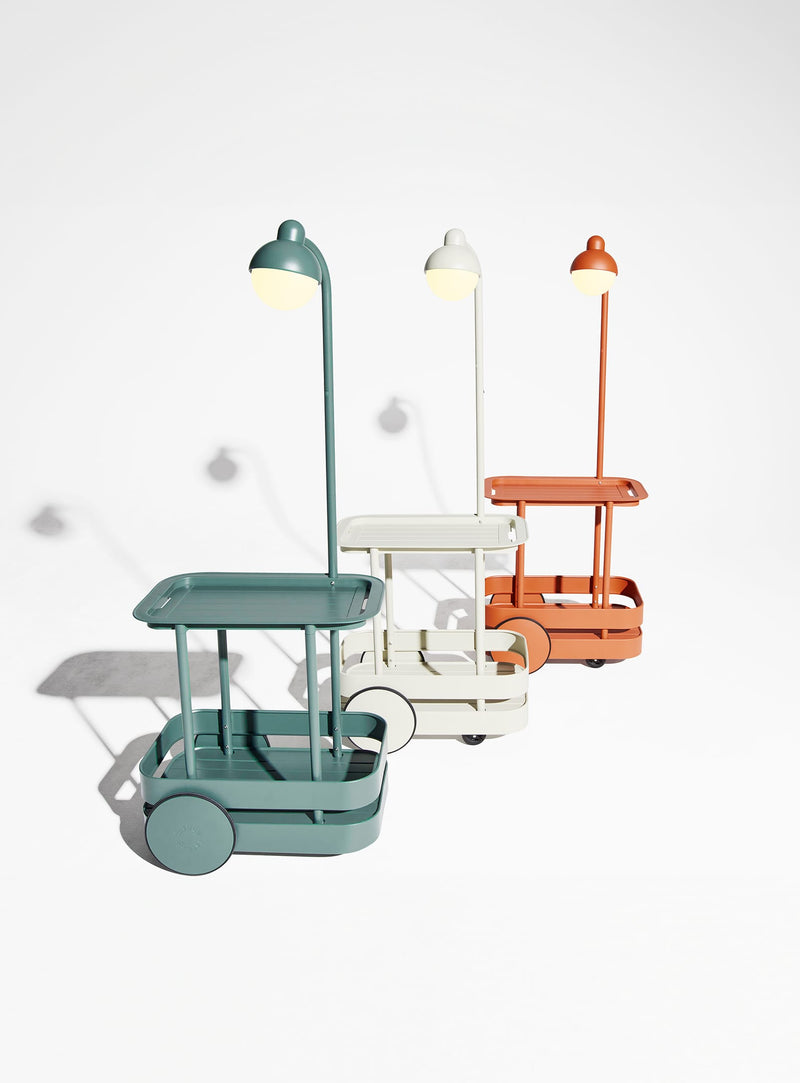 Fatboy Jolly Trolley : chariot de bar moderne et durable, avec poignée pratique et lampe LED pour soirées élégantes au Canada.