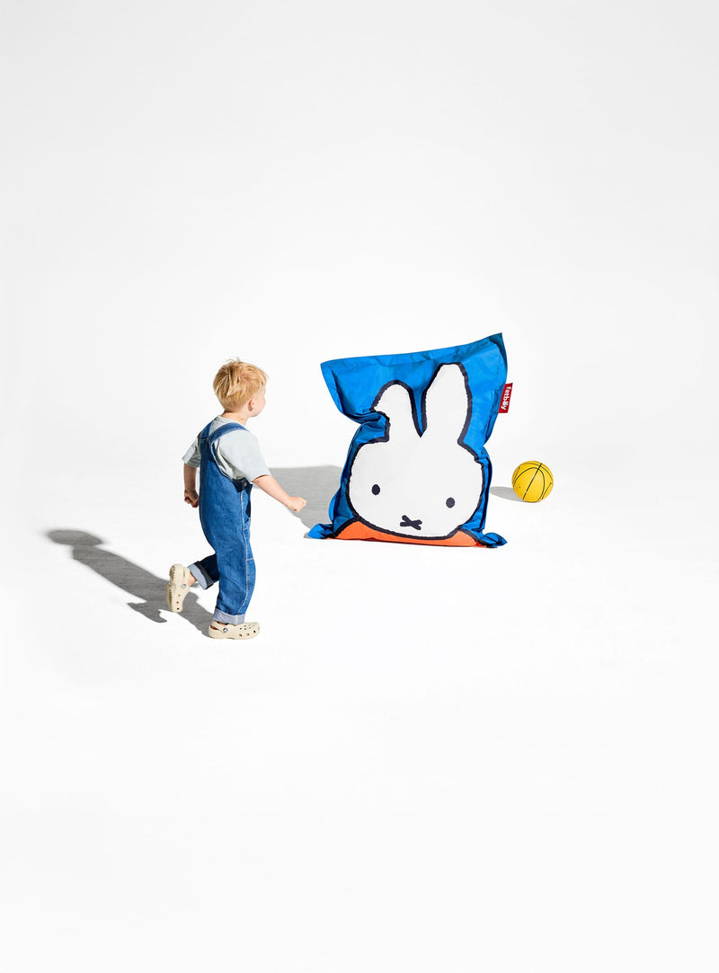 Pouf Junior x Miffy de Fatboy en nylon durable avec imprimé Miffy, léger, doux et à la taille des enfants.