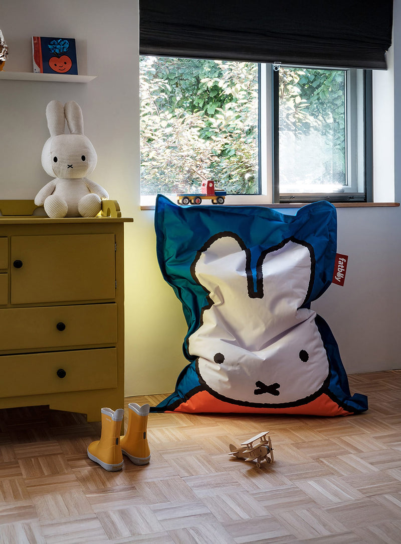 Pouf Junior x Miffy par Fatboy, design ludique alliant confort et charme intemporel de Miffy.