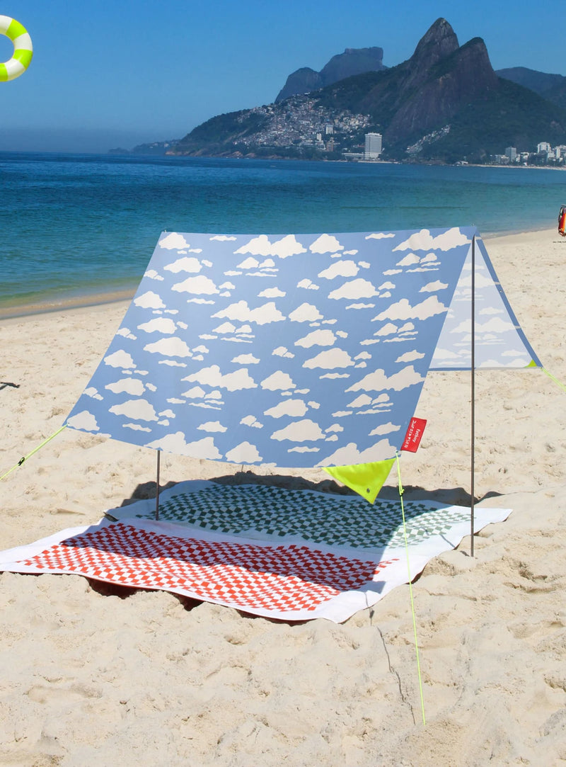 Tente de plage Miasun x Dusen Dusen par Fatboy : design compact, facile à transporter, protection UV avec style.