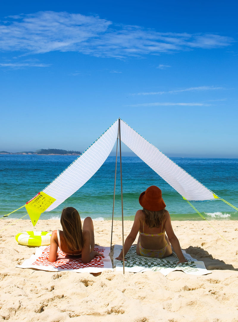 Miasun de Fatboy : design français pratique et élégant, poteaux en aluminium et toile coton premium pour un confort optimal.