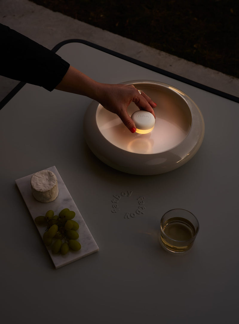 Fatboy Oloha : lampe murale ou de table, avec lumière LED rechargeable, parfaite pour un éclairage artistique et polyvalent au Canada.