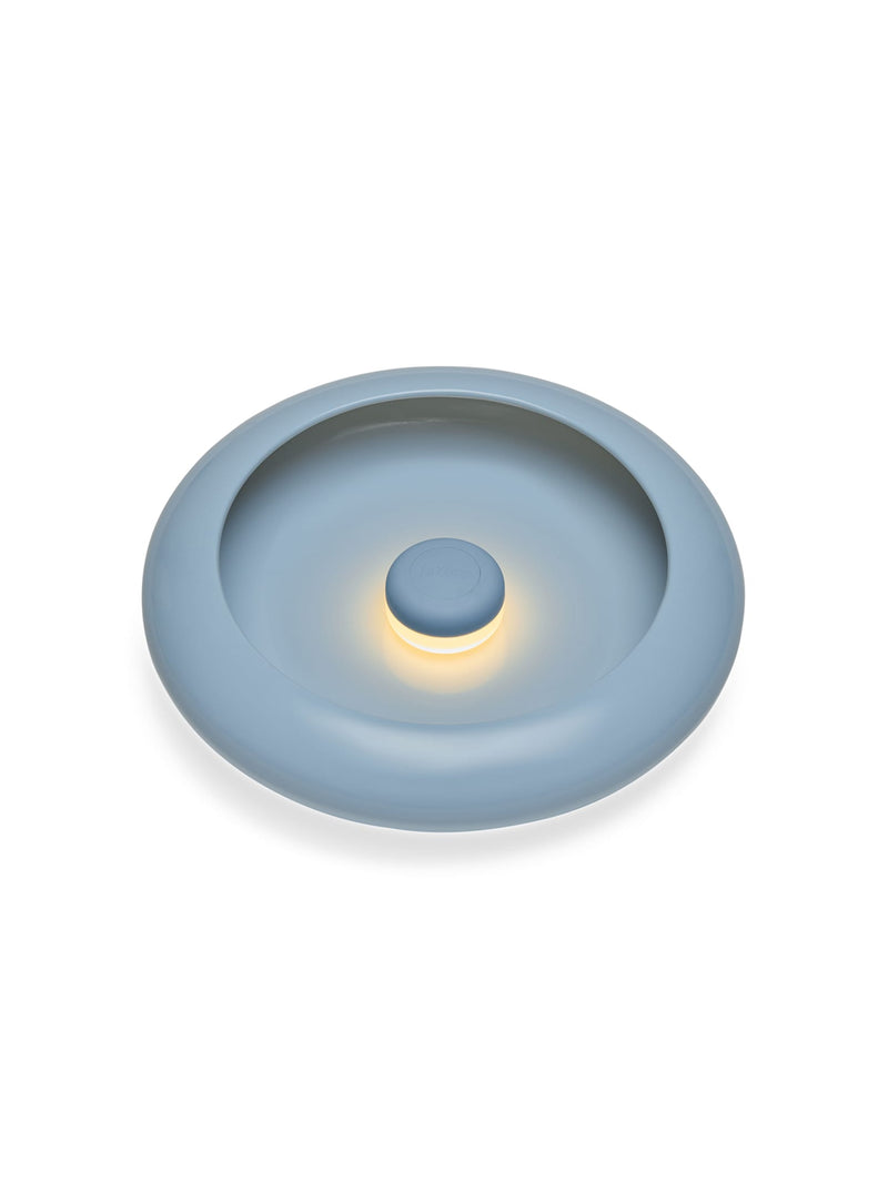 Lampe Oloha medium jet blue de Fatboy : lampe LED magnétique rechargeable, polyvalente pour table ou mur, parfaite pour décor canadien.