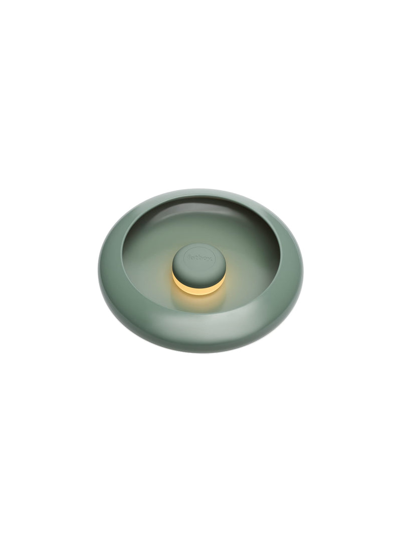 Lampe Oloha petite vert sage de Fatboy : lampe LED magnétique rechargeable, polyvalente pour table ou mur, parfaite pour décor canadien.