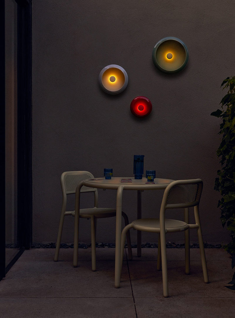 Lampe Oloha Fatboy : LED rechargeable, avec bol métallique coloré et fixation murale, parfaite pour une ambiance unique au Canada.