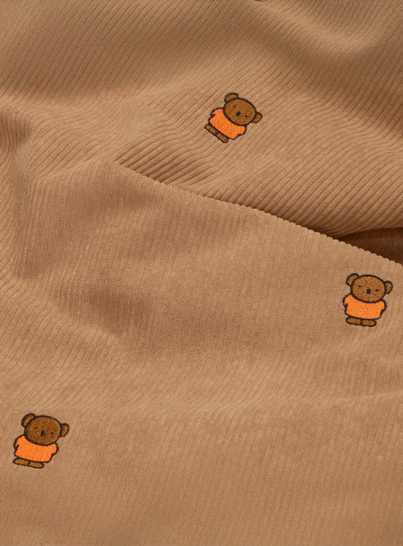 Gros plan du tissu côtelé beige du pouf Slim Cord x Miffy de Fatboy, montrant sa texture douce et recyclée.