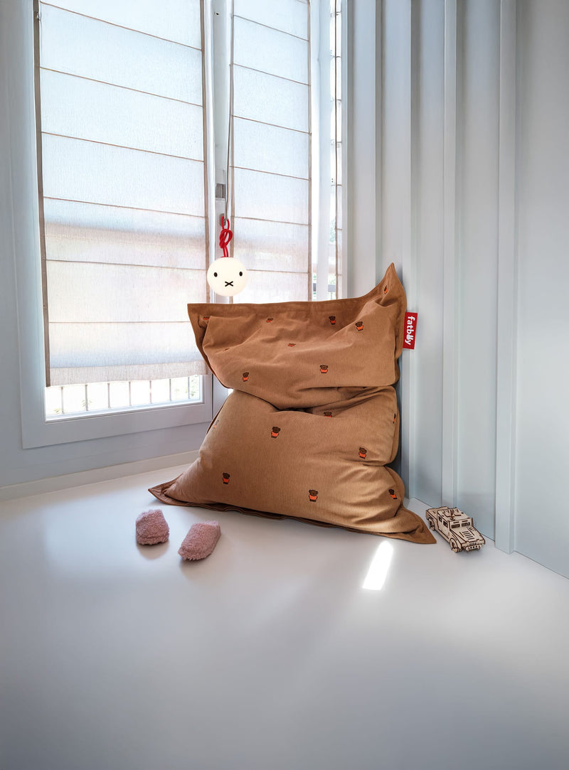Fatboy Slim Cord x Miffy, pouf durable en tissu recyclé, parfait pour les coins lecture et les espaces familiaux modernes.