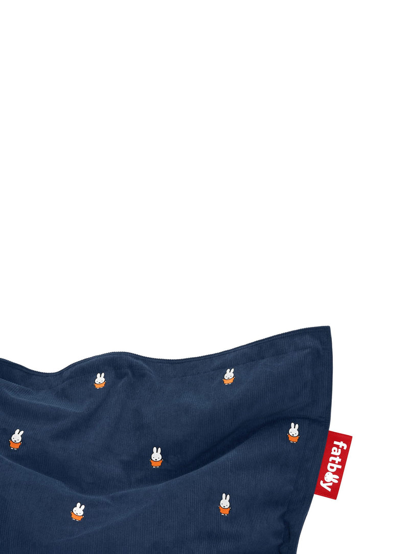 Gros plan du tissu côtelé bleu profond du pouf Slim Cord x Miffy de Fatboy.