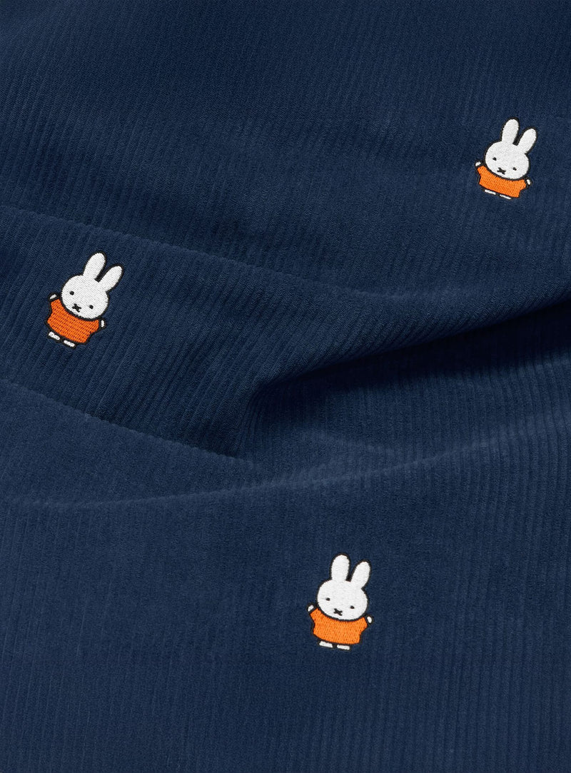Gros plan du tissu côtelé bleu profond du pouf Slim Cord x Miffy de Fatboy, montrant sa texture douce et recyclée.