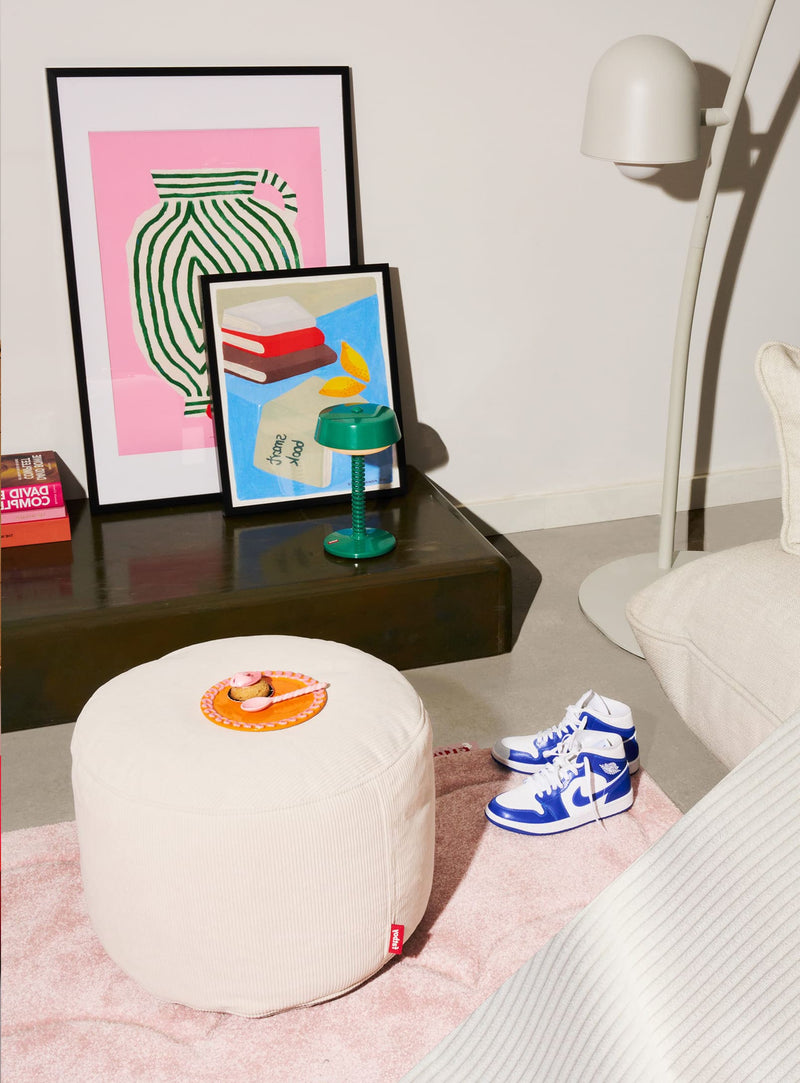 Le pouf Point Cord de Fatboy séduit par son velours côtelé recyclé et sa taille pratique, parfait comme repose-pieds ou table d’appoint durable.
