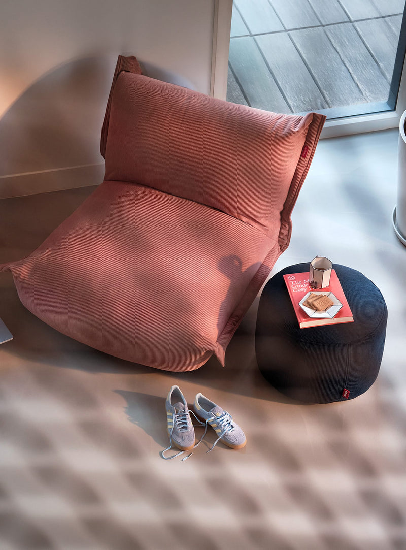 Point Cord : Un pouf confortable en velours côtelé fabriqué à partir de matières recyclées, qui ajoute texture et polyvalence à votre intérieur. Utilisez-le comme siège d’appoint ou comme accent déco.
