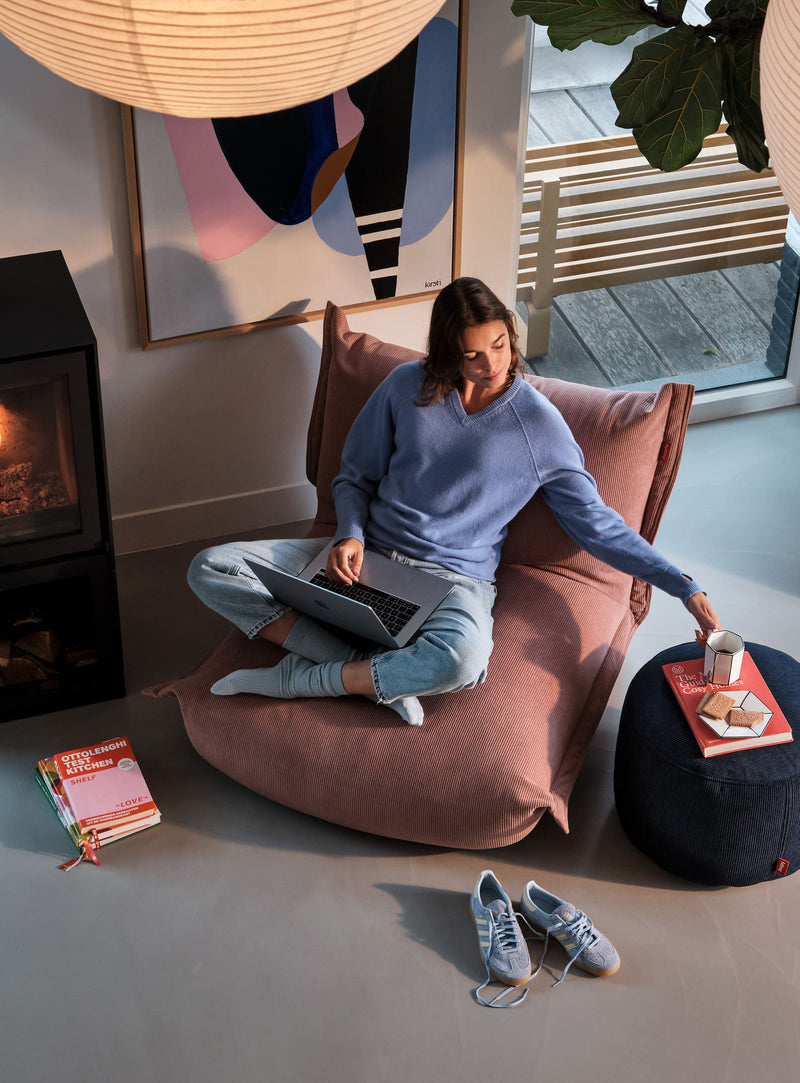 Le Point Corduroy de Fatboy allie style et praticité avec des matériaux recyclés. Idéal comme repose-pieds ou siège d&
