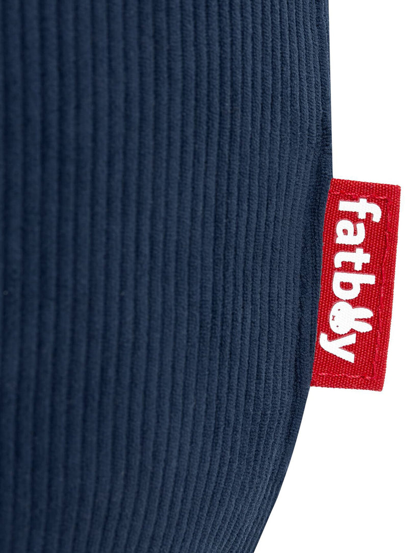 Gros plan du tissu côtelé bleu recyclé et du motif brodé de Miffy sur le pouf Point Cord x Miffy de Fatboy.