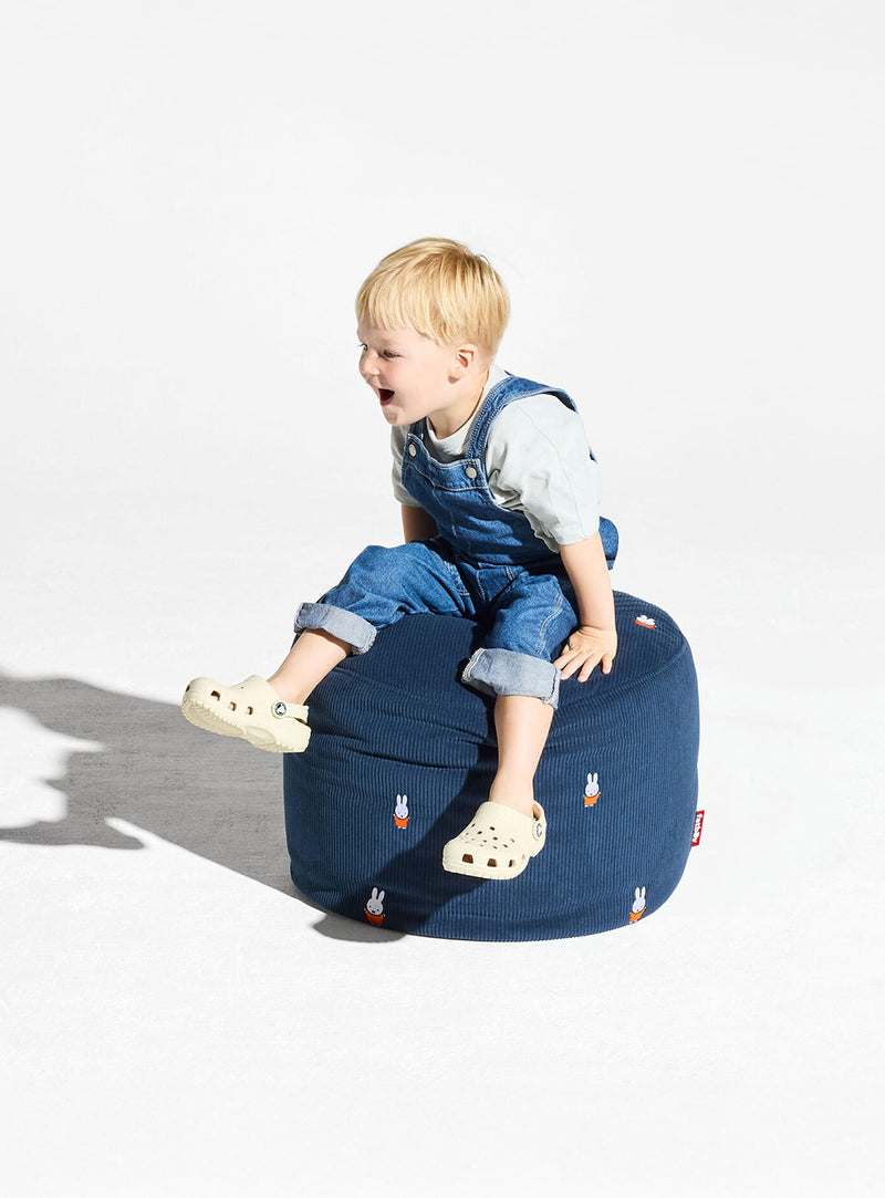 Pouf Point Cord x Miffy de Fatboy ajoutant une touche ludique et confortable à un salon moderne.