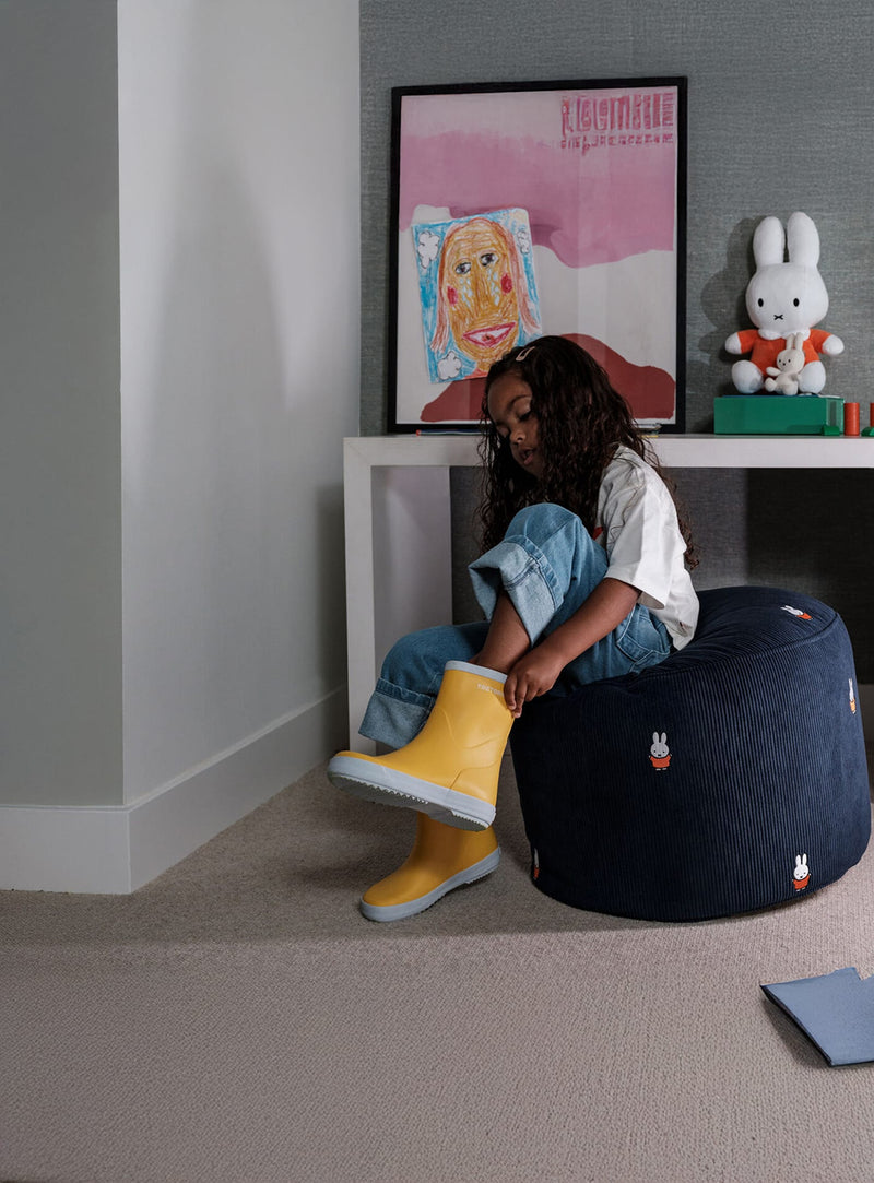 Coin détente chaleureux avec le pouf Point Cord x Miffy bleu, combinant confort et fantaisie.