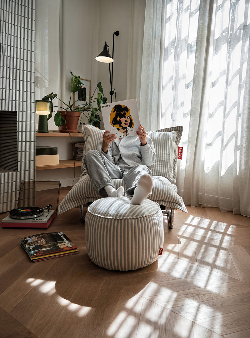 Ajoutez confort et texture à votre décor avec le Fatboy Point Terry. Habillé d’un doux tissu éponge rayé, ce pouf multifonction sert aussi bien de siège d’appoint que de repose-pieds ou de petite table.