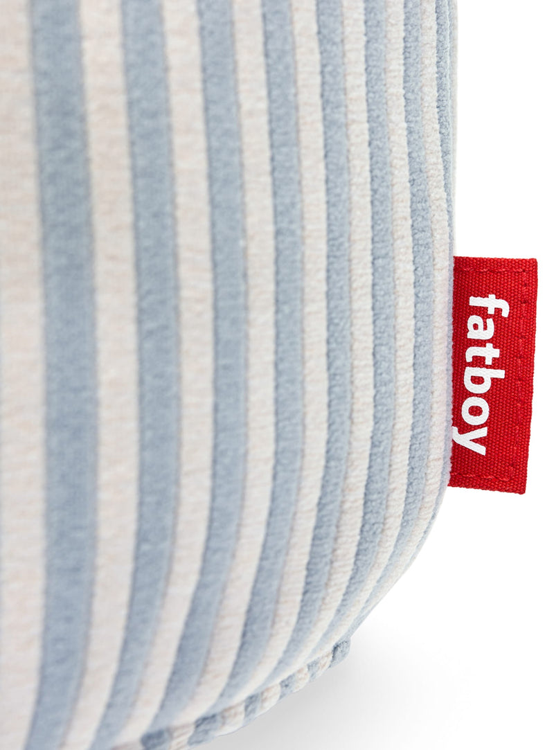 Gros plan du tissu éponge rayé Blizzard Blue du ottoman Fatboy Point Terry doux durable et lavable à la main.