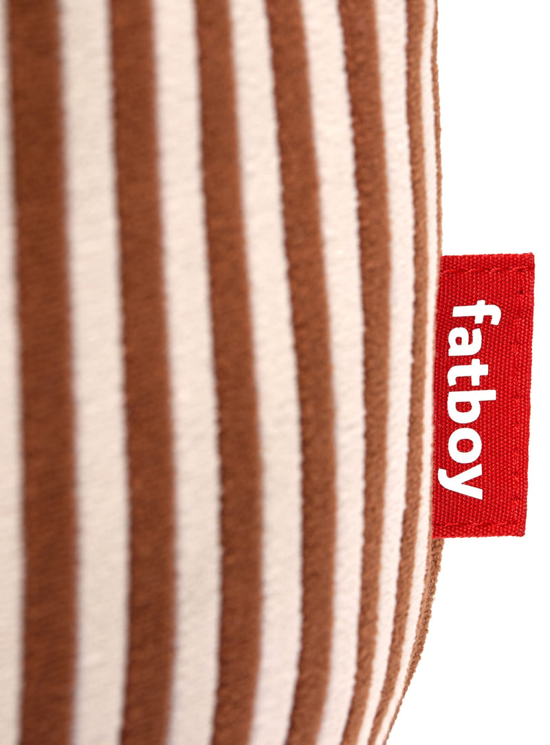 Gros plan du tissu éponge rayé Cognac Cream du ottoman Fatboy Point Terry doux durable et lavable à la main.