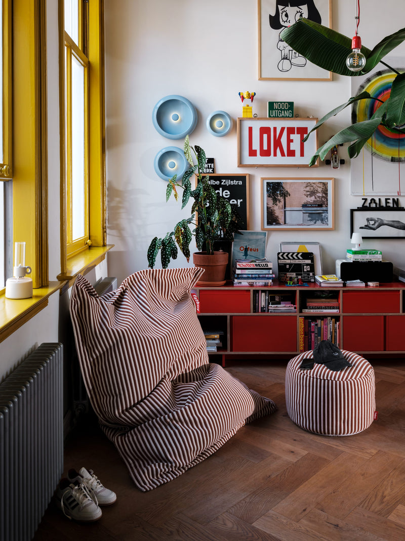 Pouf décoratif Fatboy Point Terry en rayures luxueuses Cognac Cream accent chaleureux pour salon, chambre ou bureau.