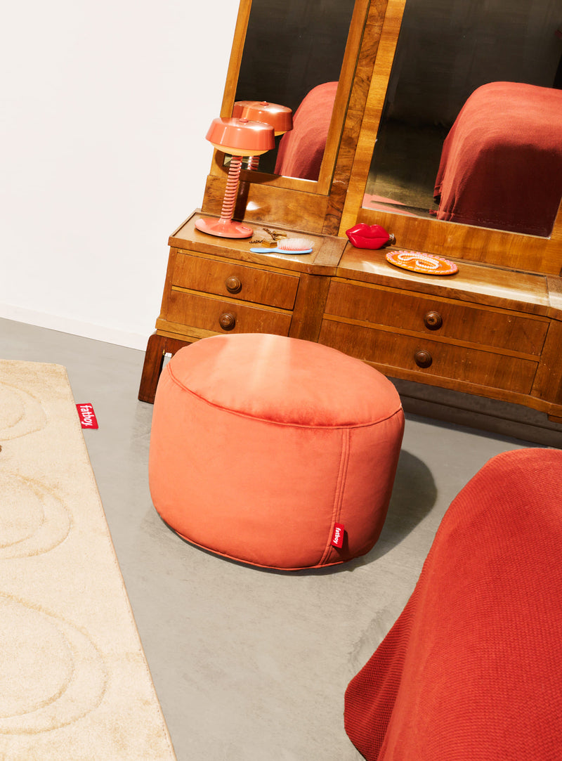 Ottoman Point Velvet de Fatboy : en velours recyclé doux et brillant, idéal comme repose-pieds ou table d&