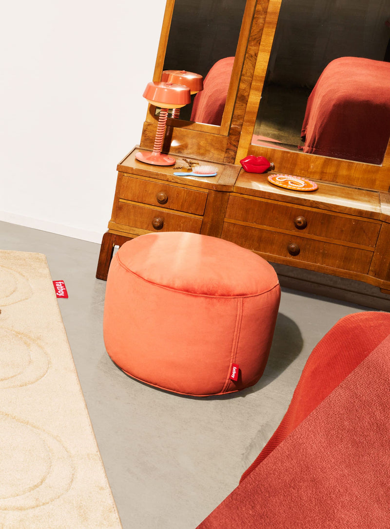 Le Fatboy Point Velvet est un pouf en velours recyclé au toucher doux et éclatant, parfait comme repose-pieds ou table d’appoint pour embellir les intérieurs canadiens.