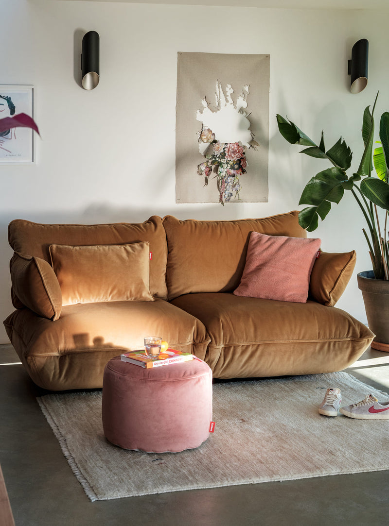 Fatboy Point Velvet : pouf en velours recyclé au toucher doux et lumineux, parfait comme repose-pieds ou petite table d’appoint dans les intérieurs canadiens.