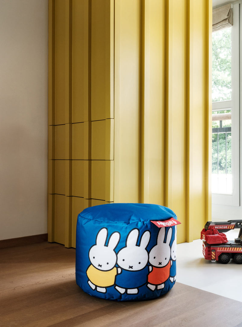 Pouf Point x Miffy de Fatboy apportant couleur et bonne humeur à une salle familiale lumineuse.