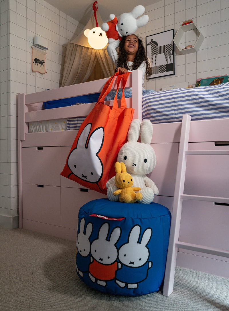 Pouf Point x Miffy coloré dans une salle de jeux pour enfants, alliant confort et design amusant.