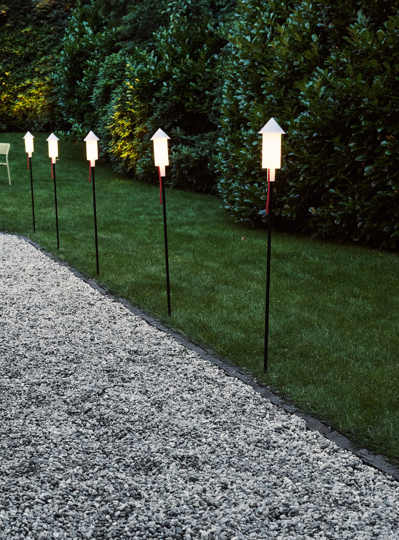 Ajoutez charme et lumière à votre jardin canadien avec les lampes Prêt-A-Racket, des luminaires solaires élégants et pratiques.