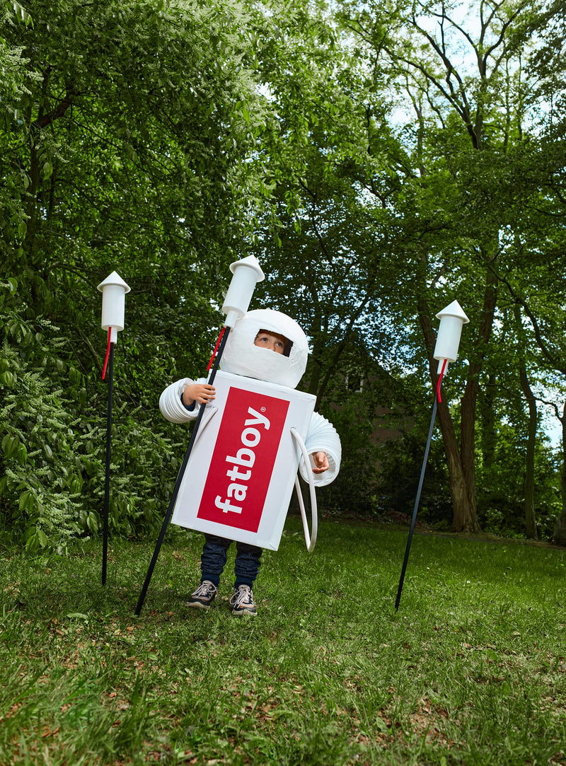 Illuminez vos soirées avec les lampes Prêt-A-Racket de Fatboy, luminaires solaires automatiques au design fusée ludique et durable.