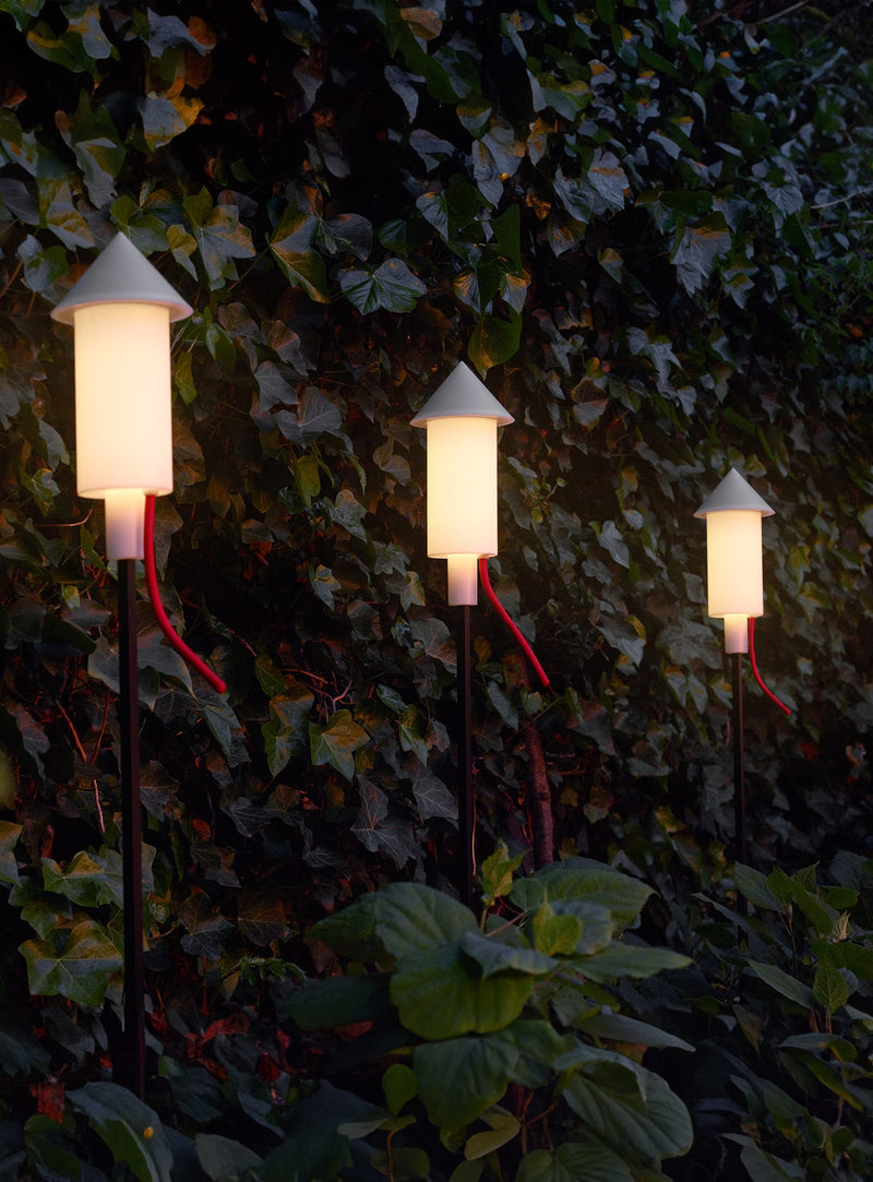 Luminaires solaires Prêt-A-Racket, économes en énergie et résistants aux intempéries, idéals pour jardins et balcons au Canada.